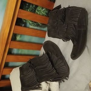 Minnetonka 3 Layer Fringe Hippie/Bohemian Moccasin Boots - Size 8